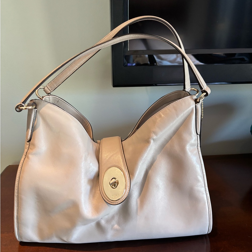 Coach Cream Shoulder Bag. Leather. Spacious. EUC